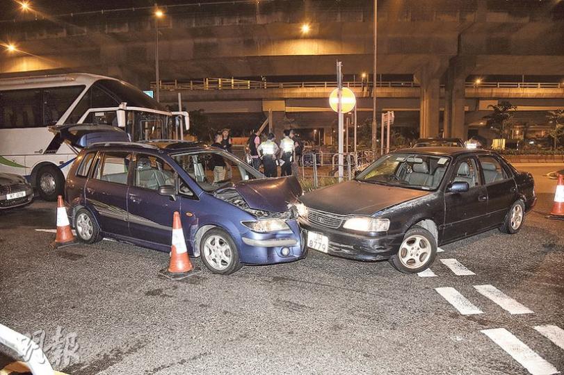 大圍成運路逆線相撞車禍中,肇事豐田私家車(右)司機棄車逃去無蹤,被撞私家車上3人受傷送院;警方到場調查揭發豐田私家車為失車,正追緝在逃疑犯歸案。(蔡方山攝)在荃灣青山公路車禍中,涉事私家車撞至車頭摺曲、左前輪飛脫,而的士則左邊車身嚴重凹陷及車頭蓋掀起。(蔡方山攝) 大圍成運路逆線相撞車禍中,肇事豐田私家車(右)司機棄車逃去無蹤,被撞私家車上3人受傷送院;警方到場調查揭發豐田私家車為失車,正追緝在逃疑犯歸案。(蔡方山攝)在荃灣青山公路車禍中,涉事私家車撞至車頭摺曲、左前輪飛脫,而的士則左邊車身嚴重凹陷及車頭蓋掀起。(蔡方山攝)
