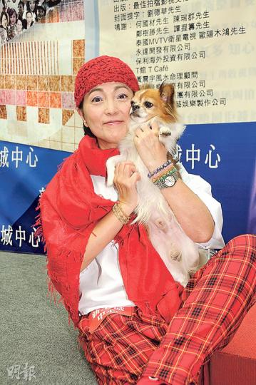 苑瓊丹撐楊紹鴻對人好,對方出書當然大力支持。(攝影:梁榮達)楊紹鴻出書感謝出版商及眾好友支持,所有版稅會捐給「香港學生輔助會」。(攝影:梁榮達)白彪(左)與米雪(右)這對當年的「郭靖與黃蓉」,有否勾起大家的回憶?(攝影:梁榮達) 苑瓊丹撐楊紹鴻對人好,對方出書當然大力支持。(攝影:梁榮達)楊紹鴻出書感謝出版商及眾好友支持,所有版稅會捐給「香港學生輔助會」。(攝影:梁榮達)白彪(左)與米雪(右)這對當年的「郭靖與黃蓉」,有否勾起大家的回憶?(攝影:梁榮達)