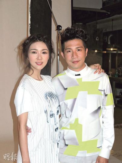 薛凱琪(左)與湯駿業(右)於廣播劇演一對讀書時曾曖昧過的小情人。(攝影:楊安莉) 薛凱琪(左)與湯駿業(右)於廣播劇演一對讀書時曾曖昧過的小情人。(攝影:楊安莉)