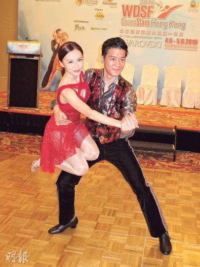 黎諾懿(右)與龔嘉欣(左)雖然只排練10分鐘,但表演時卻有板有眼。(攝影:鍾一虹) 黎諾懿(右)與龔嘉欣(左)雖然只排練10分鐘,但表演時卻有板有眼。(攝影:鍾一虹)