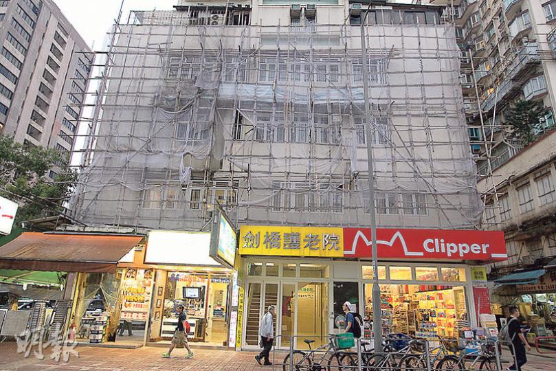 去年本報揭發運頭街劍橋護老院1字樓分院地舖及一樓部分院舍範圍被店舖「上等貓超市百貨」佔用,事隔一年,店舖已還原符合要求。(林俊源攝)本報日前到大埔運頭街劍橋護老院附近大廈觀察,發現去年被揭發有長者被脫光露天等洗澡的3樓院舍天台,現時正裝修,而欄杆外的「劍橋護老院」招牌亦已被拆走。(林俊源攝)本報近日再到訪大埔劍橋護老院有限公司一字樓分院,發現院方5月23日於門外貼出通告,指大埔劍橋護老院有限公司易手予森林護老院,並於2016年7月1日正式轉名為「森林護老院(大埔)有限公司」。(明報記者攝) 去年本報揭發運頭街劍橋護老院1字樓分院地舖及一樓部分院舍範圍被店舖「上等貓超市百貨」佔用,事隔一年,店舖已還原符合要求。(林俊源攝)本報日前到大埔運頭街劍橋護老院附近大廈觀察,發現去年被揭發有長者被脫光露天等洗澡的3樓院舍天台,現時正裝修,而欄杆外的「劍橋護老院」招牌亦已被拆走。(林俊源攝)本報近日再到訪大埔劍橋護老院有限公司一字樓分院,發現院方5月23日於門外貼出通告,指大埔劍橋護老院有限公司易手予森林護老院,並於2016年7月1日正式轉名為「森林護老院(大埔)有限公司」。(明報記者攝)