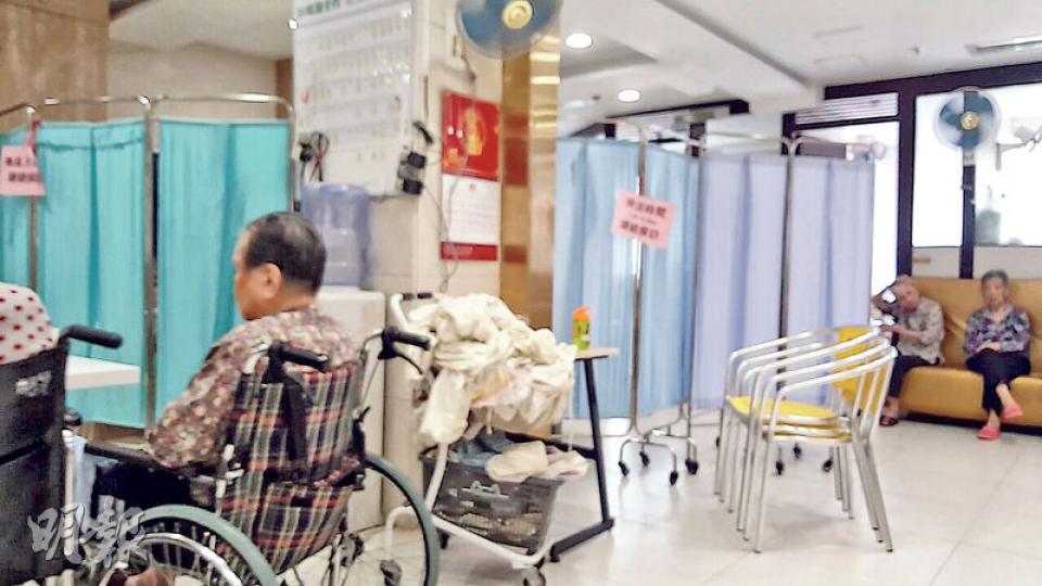 本報記者昨日在大埔運頭街劍橋護老院所見,浴室外置有屏風,令其他人不會看到長者裸體。(明報記者攝) 本報記者昨日在大埔運頭街劍橋護老院所見,浴室外置有屏風,令其他人不會看到長者裸體。(明報記者攝)