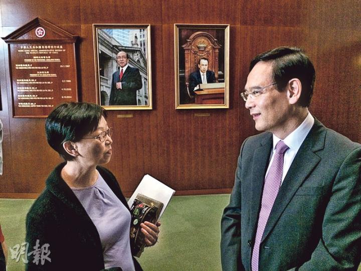 工黨何秀蘭(左)要求立法會發展事務委員會主席謝偉銓(右),促請政府協助安排委員會成員北上考察東江供水設施,謝指考察需內地部門配合。(黃振豪攝) 工黨何秀蘭(左)要求立法會發展事務委員會主席謝偉銓(右),促請政府協助安排委員會成員北上考察東江供水設施,謝指考察需內地部門配合。(黃振豪攝)