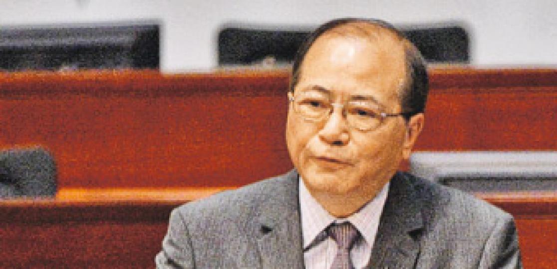 教育局長吳克儉嘅「放假好舒服,點知冧屋頂」說話被批涼薄,局長就話覺得莫名其妙,因為呢番說話係講緊校長嘅角色,唔係講佢自己放假,叫大家唔好誤解佢。(馮凱鍵攝) 教育局長吳克儉嘅「放假好舒服,點知冧屋頂」說話被批涼薄,局長就話覺得莫名其妙,因為呢番說話係講緊校長嘅角色,唔係講佢自己放假,叫大家唔好誤解佢。(馮凱鍵攝)