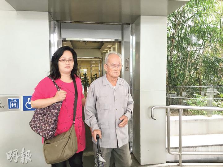 81歲原訴人蕭炳照(右)昨到高院作供,他聲稱於50年前以5000元購入涉案土地,並在該處耕作,又興建鐵絲網及石牆,其間從沒有人要求他繳付租金。(黃建邦攝) 81歲原訴人蕭炳照(右)昨到高院作供,他聲稱於50年前以5000元購入涉案土地,並在該處耕作,又興建鐵絲網及石牆,其間從沒有人要求他繳付租金。(黃建邦攝)