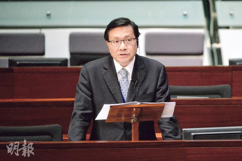 運房局長張炳良(圖)昨在立法會回應田北俊口頭質詢,指本港住屋需求是跨階層,目前公屋輪候冊人數較2012年中增加超過四成,政府不能隨便採取「年輕人優先」的住屋政策。(馮凱鍵攝) 運房局長張炳良(圖)昨在立法會回應田北俊口頭質詢,指本港住屋需求是跨階層,目前公屋輪候冊人數較2012年中增加超過四成,政府不能隨便採取「年輕人優先」的住屋政策。(馮凱鍵攝)