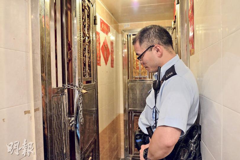 顏姓男疑犯租住的劏房,鐵閘鎖上了鐵鏈,門外昨晚有警員看守。(鄧宗弘攝)無屍謀殺案顏姓男疑犯租住的大廈劏房,有關大廈(銀行樓上)已解封,居民可如常出入。(鄧宗弘攝) 顏姓男疑犯租住的劏房,鐵閘鎖上了鐵鏈,門外昨晚有警員看守。(鄧宗弘攝)無屍謀殺案顏姓男疑犯租住的大廈劏房,有關大廈(銀行樓上)已解封,居民可如常出入。(鄧宗弘攝)