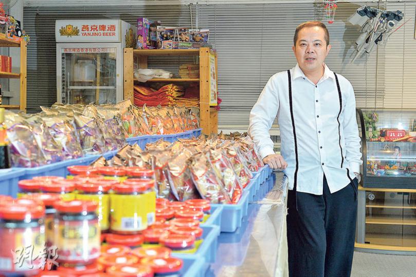 錦興粉麵食品董事總經理馮仲佳表示,希望將兩成麵類產品回流香港生產,但未知能否成事。若能夠找到面積2萬平方呎、有充足電力和煤氣供應的工廈單位,他願意「瞓身」去做。(楊柏賢攝)錦興的粉嶺廠房興建於1970年代末期,當年容許的地積比例很低。現在若要改建,需重新入則申請,其流程與開設一家新廠相差無幾。(楊柏賢攝) 錦興粉麵食品董事總經理馮仲佳表示,希望將兩成麵類產品回流香港生產,但未知能否成事。若能夠找到面積2萬平方呎、有充足電力和煤氣供應的工廈單位,他願意「瞓身」去做。(楊柏賢攝)錦興的粉嶺廠房興建於1970年代末期,當年容許的地積比例很低。現在若要改建,需重新入則申請,其流程與開設一家新廠相差無幾。(楊柏賢攝)