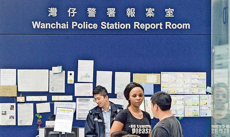 灣仔警署月初發生約107萬元保釋金失竊案,警方回應稱,正陸續通知受影響人士,「獲取他們希望追討財物損失的書面確認」後,將轉介予律政司追討損失。律政司則稱,對事件並不知情,亦沒向警方提供法律意見,需要向警方了解情况。(劉焌陶攝)X先生完成「續保」當晚剛巧與大律師梁思豪(圖)會面,告知自己在不知情下簽署不向警方追究保釋金失竊賠償文件,梁思豪勸他公開事件,指警方「呃X先生簽名」行為屬「欺詐」。(鄧宗弘攝) 灣仔警署月初發生約107萬元保釋金失竊案,警方回應稱,正陸續通知受影響人士,「獲取他們希望追討財物損失的書面確認」後,將轉介予律政司追討損失。律政司則稱,對事件並不知情,亦沒向警方提供法律意見,需要向警方了解情况。(劉焌陶攝)X先生完成「續保」當晚剛巧與大律師梁思豪(圖)會面,告知自己在不知情下簽署不向警方追究保釋金失竊賠償文件,梁思豪勸他公開事件,指警方「呃X先生簽名」行為屬「欺詐」。(鄧宗弘攝)