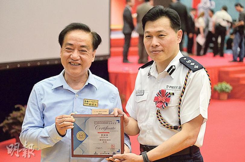 61歲的劉細弟(左)做咗10幾年保安,依然有心有力,喺深水埗元州邨當值嘅時候識破淋紅漆嘅後生仔,仲力追佢3條街,最後同趕到現場嘅警員一齊制服疑犯,連深水埗區指揮官許鎮德(右)都要捉住佢「集郵」。(鄧宗弘攝) 61歲的劉細弟(左)做咗10幾年保安,依然有心有力,喺深水埗元州邨當值嘅時候識破淋紅漆嘅後生仔,仲力追佢3條街,最後同趕到現場嘅警員一齊制服疑犯,連深水埗區指揮官許鎮德(右)都要捉住佢「集郵」。(鄧宗弘攝)