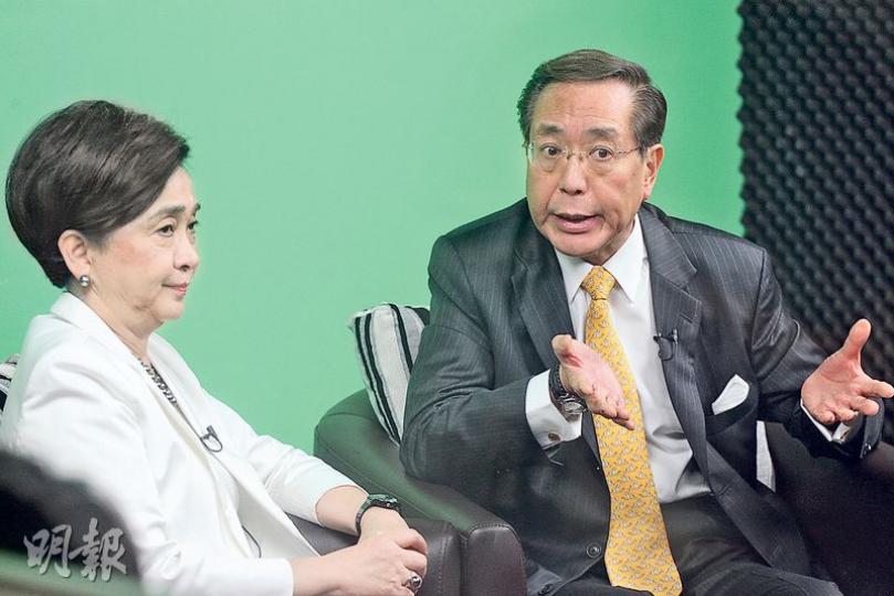 港大校委會主席李國章(右)昨接受民主黨主席劉慧卿(左)主持的《議會內外》訪問,他說港大校委會並非橡皮圖章,形容為港大利益出發,又指深信被否決副校長任命的陳文敏「能力、學歷未達標」。(李紹昌攝) 港大校委會主席李國章(右)昨接受民主黨主席劉慧卿(左)主持的《議會內外》訪問,他說港大校委會並非橡皮圖章,形容為港大利益出發,又指深信被否決副校長任命的陳文敏「能力、學歷未達標」。(李紹昌攝)