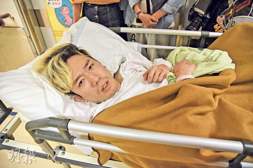 曲赤受傷送院時向記者講述傷勢,他指自己腰間甚為痛楚,「坐都坐唔到起身」。他數小時後無大礙自行出院。(蔡方山攝) 曲赤受傷送院時向記者講述傷勢,他指自己腰間甚為痛楚,「坐都坐唔到起身」。他數小時後無大礙自行出院。(蔡方山攝)
