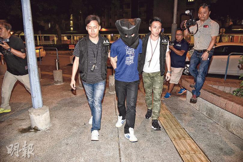 重案組探員經半個月以來四出偵查,終於將「手套色魔」(中)拘捕,他涉及最少3宗發生在石硤尾邨的非禮案。(蔡方山攝) 重案組探員經半個月以來四出偵查,終於將「手套色魔」(中)拘捕,他涉及最少3宗發生在石硤尾邨的非禮案。(蔡方山攝)