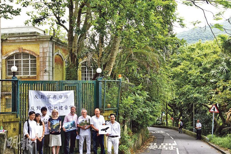 香港仔郊野公園關注組聯同多個保育和環保團體,反對目前擬作甘道23號大宅(圖左)的換地選址,即大宅對出一幅陡峭綠化地。(郭慶輝攝) 香港仔郊野公園關注組聯同多個保育和環保團體,反對目前擬作甘道23號大宅(圖左)的換地選址,即大宅對出一幅陡峭綠化地。(郭慶輝攝)