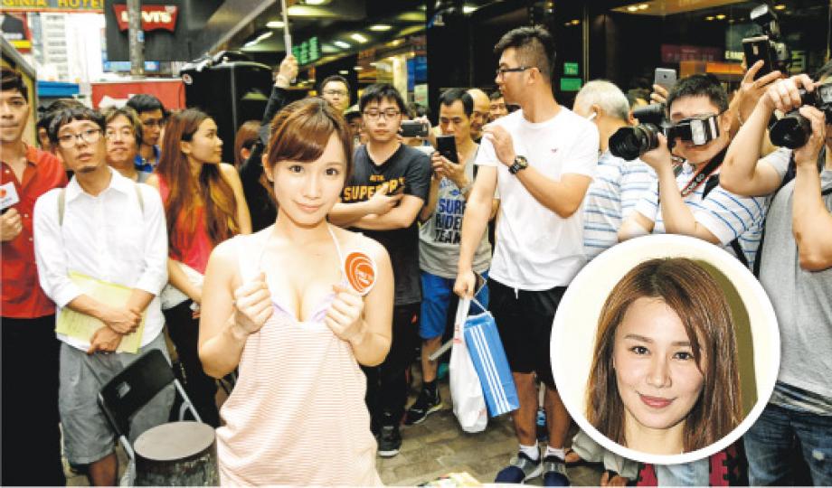 日本AV女優小島南來港出席活動,穿低胸的她吸引數十名粉絲圍觀,她自覺與黃翠如(圓圖)有小小似。(攝影:鍾偉茵) 日本AV女優小島南來港出席活動,穿低胸的她吸引數十名粉絲圍觀,她自覺與黃翠如(圓圖)有小小似。(攝影:鍾偉茵)