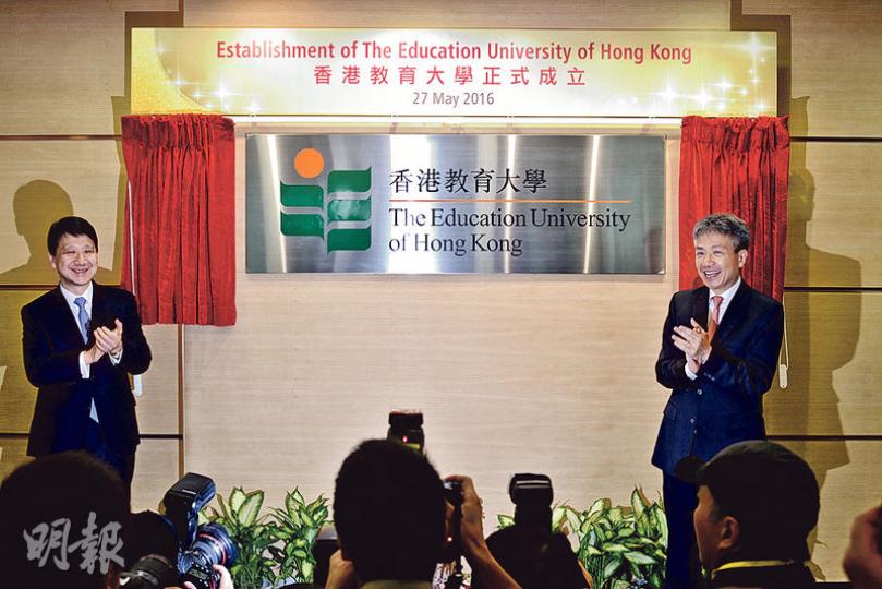 香港教育學院昨正式改名「香港教育大學」,校長張仁良(右)主持校徽揭幕儀式表示,校內仍有約200個校徽要更替;校董會主席彭耀佳(左)則為能在任內見證教大正名表示慶幸。(楊柏賢攝)有學生昨向張仁良(右)遞交請願信,要求校方拒絕政治干預,並正視廢除行政長官必然擔任校監等。(楊柏賢攝) 香港教育學院昨正式改名「香港教育大學」,校長張仁良(右)主持校徽揭幕儀式表示,校內仍有約200個校徽要更替;校董會主席彭耀佳(左)則為能在任內見證教大正名表示慶幸。(楊柏賢攝)有學生昨向張仁良(右)遞交請願信,要求校方拒絕政治干預,並正視廢除行政長官必然擔任校監等。(楊柏賢攝)