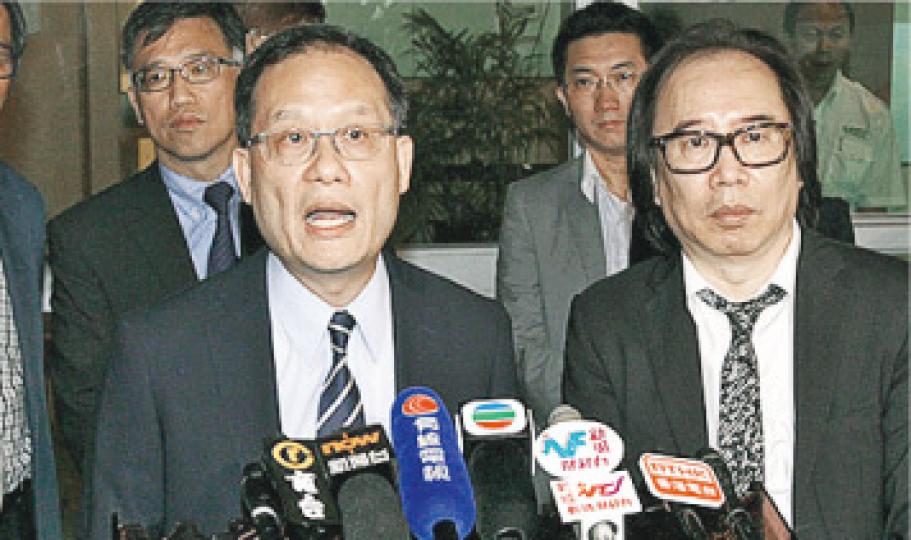 城大調查委員會主席兼副校長林群聲(左)表示,已邀請3名工程有關人士下周一出席會議提供資料,分別是註冊結構工程師曾賢生、測量師陳佐堅及承建商威華股東麥鏡開。但曾賢生否認曾參與有關工程,質疑城大弄錯。(李紹昌攝) 城大調查委員會主席兼副校長林群聲(左)表示,已邀請3名工程有關人士下周一出席會議提供資料,分別是註冊結構工程師曾賢生、測量師陳佐堅及承建商威華股東麥鏡開。但曾賢生否認曾參與有關工程,質疑城大弄錯。(李紹昌攝)