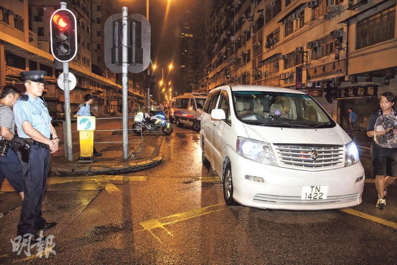 凌晨3時涉毒——涉案男司機在柴灣區車禍數小時後,再被發現駕駛七人車停在紅磡區馬路上昏睡,警員在車內檢獲一批毒品。(蔡方山攝)涉嫌先在柴灣車禍、再在紅磡被揭發車內藏毒被捕男司機(灰衣),由警員拘捕押返警署扣查。(蔡方山攝) 凌晨3時涉毒——涉案男司機在柴灣區車禍數小時後,再被發現駕駛七人車停在紅磡區馬路上昏睡,警員在車內檢獲一批毒品。(蔡方山攝)涉嫌先在柴灣車禍、再在紅磡被揭發車內藏毒被捕男司機(灰衣),由警員拘捕押返警署扣查。(蔡方山攝)