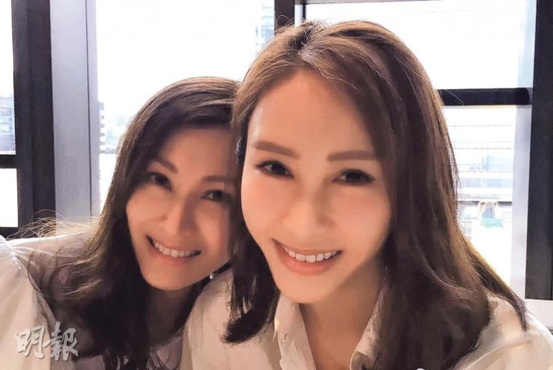 李嘉欣(左)與黎姿(右)兩大美人相聚,盡顯美魔女的魅力。(微博圖片) 李嘉欣(左)與黎姿(右)兩大美人相聚,盡顯美魔女的魅力。(微博圖片)