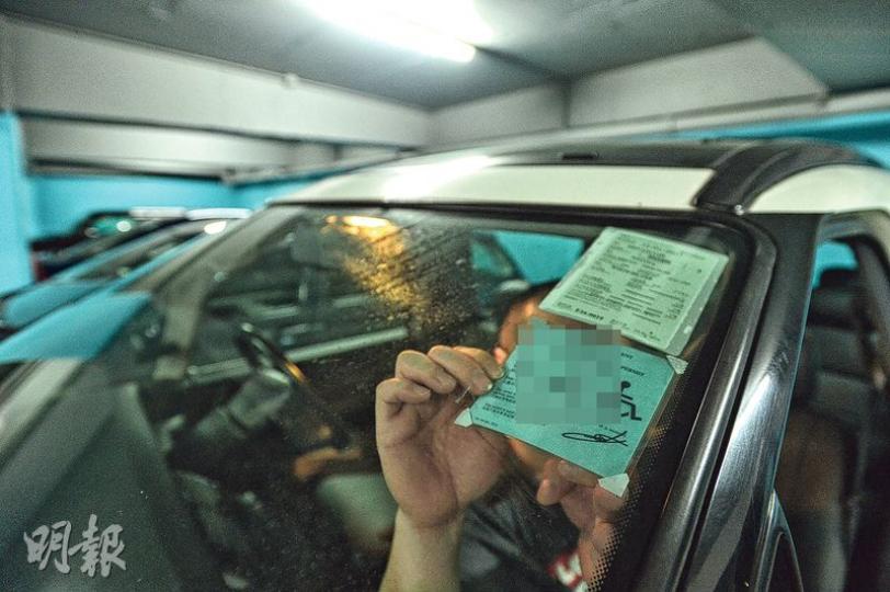 傷殘車主陳先生(化名)租用興田邨停車場,新業主曾通知將停止提供傷殘泊車優惠,幾經爭取後才恢復優惠。惟業主要求他改泊地庫一層車位,由於停車場無升降機,他需要沿車場地面斜路,慢慢拄拐杖走往地庫一層,十分不便。(鄧宗弘攝) 傷殘車主陳先生(化名)租用興田邨停車場,新業主曾通知將停止提供傷殘泊車優惠,幾經爭取後才恢復優惠。惟業主要求他改泊地庫一層車位,由於停車場無升降機,他需要沿車場地面斜路,慢慢拄拐杖走往地庫一層,十分不便。(鄧宗弘攝)