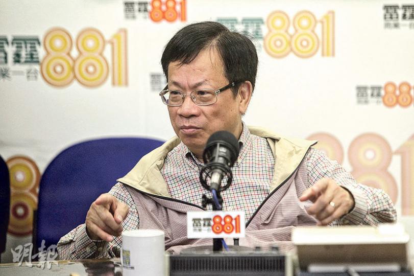 行會成員兼全國港區人大鄭耀棠(圖)昨出席商台節目,一邊狠批港獨言論「噏得就噏」,但另一邊亦指批馬恩國「槍炮論」是「生草藥」。(林俊源攝) 行會成員兼全國港區人大鄭耀棠(圖)昨出席商台節目,一邊狠批港獨言論「噏得就噏」,但另一邊亦指批馬恩國「槍炮論」是「生草藥」。(林俊源攝)