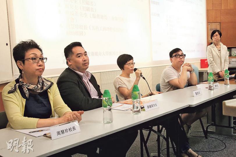全職父親關先生(右二)認為除了津貼,家長需要政府提供更多臨時的託兒支援,讓家長可放心處理突發事情。(林俊源攝) 全職父親關先生(右二)認為除了津貼,家長需要政府提供更多臨時的託兒支援,讓家長可放心處理突發事情。(林俊源攝)