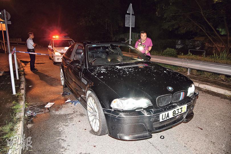 遭兇徒駕車前後截停的寶馬跑車停在現場等候警方調查。(蔡方山攝)涉事寶馬跑車車窗玻璃遭擊至粉碎,座椅滿佈玻璃碎片。(蔡方山攝) 遭兇徒駕車前後截停的寶馬跑車停在現場等候警方調查。(蔡方山攝)涉事寶馬跑車車窗玻璃遭擊至粉碎,座椅滿佈玻璃碎片。(蔡方山攝)