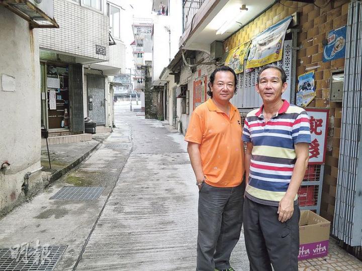 當區區議員鄧鎔耀(左)及河瀝背村長鄧英斌(右)都是原居民,見證圍村「國際化」,聚居不同種族的居民。「不少外籍人士在這裏落地生根,他們的小孩會向我利市呢!」鄧村長說。(黃熙麗攝)來自尼日利亞的Ben在錦田經營廢車場,將零件運往非洲各國,笑言十分喜歡香港的生活。(黃熙麗攝)Ben辦公室的牆上貼滿他參與社區活動的照片,還有警方頒給他當翻譯義工的感謝狀。(黃熙麗攝) 當區區議員鄧鎔耀(左)及河瀝背村長鄧英斌(右)都是原居民,見證圍村「國際化」,聚居不同種族的居民。「不少外籍人士在這裏落地生根,他們的小孩會向我利市呢!」鄧村長說。(黃熙麗攝)來自尼日利亞的Ben在錦田經營廢車場,將零件運往非洲各國,笑言十分喜歡香港的生活。(黃熙麗攝)Ben辦公室的牆上貼滿他參與社區活動的照片,還有警方頒給他當翻譯義工的感謝狀。(黃熙麗攝)