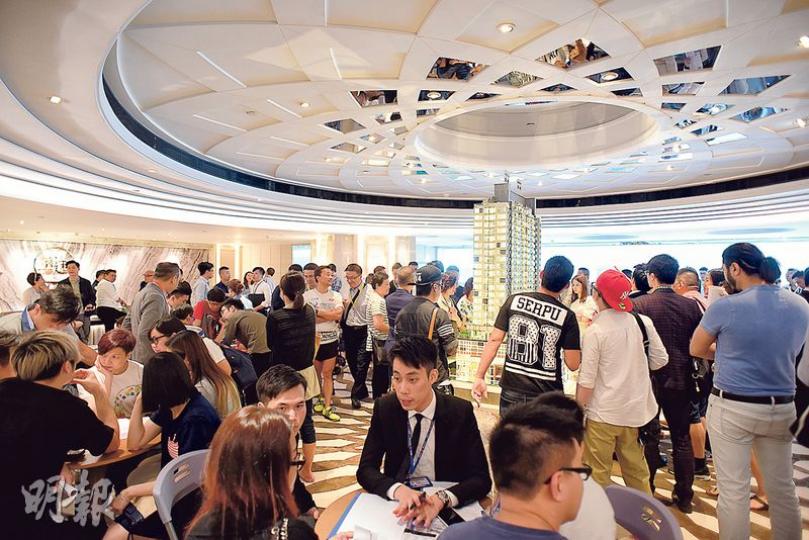 信置粉嶺囍逸首批以低於同區二手呎價推出,昨首度開放示範單位予公眾參觀,吸引不少家庭客前往位於尖沙嘴的展銷廳參觀。(陳淑安攝) 信置粉嶺囍逸首批以低於同區二手呎價推出,昨首度開放示範單位予公眾參觀,吸引不少家庭客前往位於尖沙嘴的展銷廳參觀。(陳淑安攝)