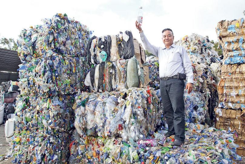 香港環保廢料再造業總會會長劉耀成(圖)表示,廢膠包括膠樽等近年回收率愈趨下降,估計目前膠樽的回收率已跌至不足一成,而他位於上水的回收場,亦囤積了大批廢膠樽。(郭慶輝攝) 香港環保廢料再造業總會會長劉耀成(圖)表示,廢膠包括膠樽等近年回收率愈趨下降,估計目前膠樽的回收率已跌至不足一成,而他位於上水的回收場,亦囤積了大批廢膠樽。(郭慶輝攝)