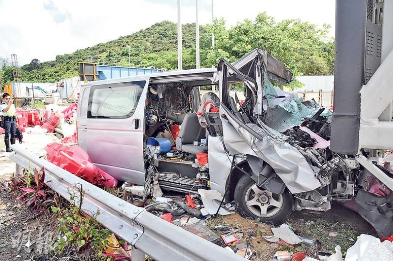 涉事客貨車車頭嚴重損毁,形同廢鐵,被撞毁的水馬碎片及客貨車雜物散落一地。(林智傑攝) 涉事客貨車車頭嚴重損毁,形同廢鐵,被撞毁的水馬碎片及客貨車雜物散落一地。(林智傑攝)