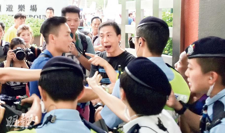 保衛香港運動成員(中,舉起手指者)喺集會期間與參與支聯會六四遊行嘅市民互相指罵,需由警方調停,警員其後關上修頓球場出口其中一道閘門,分隔兩批人。(黃文雋攝)保衛香港運動召集人傅振中(前左三)話支聯會誇大學生死傷人數,並隱瞞六四真相,隨即被圍觀市民質問佢「有冇良心」。(馮凱鍵攝) 保衛香港運動成員(中,舉起手指者)喺集會期間與參與支聯會六四遊行嘅市民互相指罵,需由警方調停,警員其後關上修頓球場出口其中一道閘門,分隔兩批人。(黃文雋攝)保衛香港運動召集人傅振中(前左三)話支聯會誇大學生死傷人數,並隱瞞六四真相,隨即被圍觀市民質問佢「有冇良心」。(馮凱鍵攝)