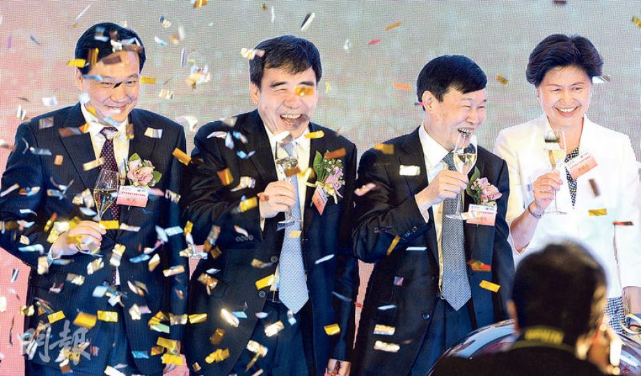 中銀香港出售南洋商業銀行昨正式交割,中國銀行董事長田國立(左二)出席交割儀式。(劉焌陶攝) 中銀香港出售南洋商業銀行昨正式交割,中國銀行董事長田國立(左二)出席交割儀式。(劉焌陶攝)