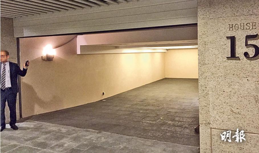 「牛津道一號」批地條款列明地庫車房樓底最少需有2.4米,記者現場目測所見,身高約1.7米高的地產經紀伸手即可觸及閣樓底部,估計車房樓底只有約2.2米高,有違反地契條款之嫌。(明報記者攝)「牛津道一號」獨立屋約500平方呎的僭建地庫車房閣樓一直未被納入差餉的估算中,差估署指會適當跟進,業主有可能被追收僭建層的差餉欠款。圖為閣樓的衣帽間。(明報記者攝) 「牛津道一號」批地條款列明地庫車房樓底最少需有2.4米,記者現場目測所見,身高約1.7米高的地產經紀伸手即可觸及閣樓底部,估計車房樓底只有約2.2米高,有違反地契條款之嫌。(明報記者攝)「牛津道一號」獨立屋約500平方呎的僭建地庫車房閣樓一直未被納入差餉的估算中,差估署指會適當跟進,業主有可能被追收僭建層的差餉欠款。圖為閣樓的衣帽間。(明報記者攝)