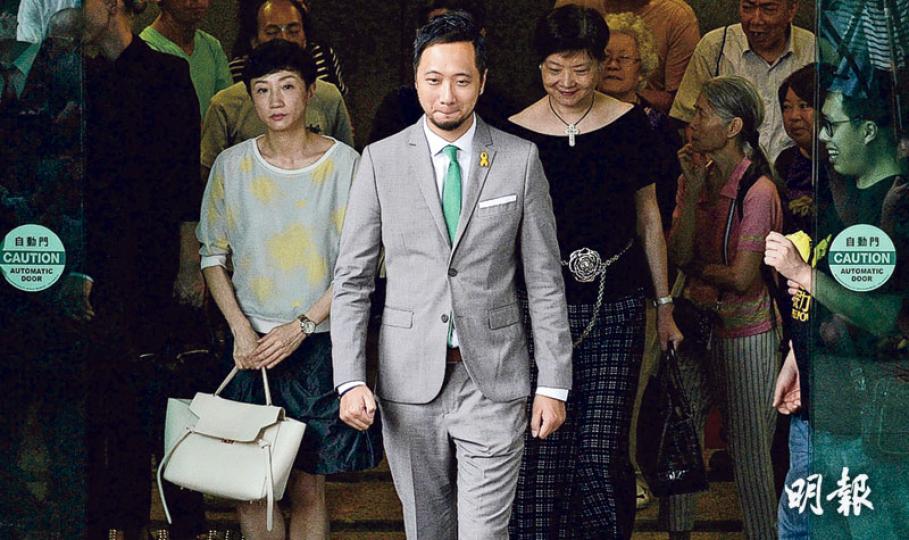 公民黨成員曾健超(前中)昨日被判囚5個星期,獲准保釋等候上訴,他其後在公民黨主席余若薇(前右)、黨友陳淑莊(前左),以及一眾支持者陪同下步出法院。曾健超稱對判刑極之失望和不開心,但尊重香港的司法制度。(楊柏賢攝) 公民黨成員曾健超(前中)昨日被判囚5個星期,獲准保釋等候上訴,他其後在公民黨主席余若薇(前右)、黨友陳淑莊(前左),以及一眾支持者陪同下步出法院。曾健超稱對判刑極之失望和不開心,但尊重香港的司法制度。(楊柏賢攝)