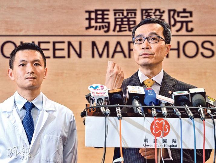 瑪麗醫院深切治療部一名男護士在八旬男病人坐着時,替其拔除血液透析導管,該院成人深切治療部代理部門主管冼維正(左)承認,此舉有別一般要病人平躺或「腳高過頭」的做法,該院行政總監陸志聰(右)表示仍要再調查原因。(劉焌陶攝) 瑪麗醫院深切治療部一名男護士在八旬男病人坐着時,替其拔除血液透析導管,該院成人深切治療部代理部門主管冼維正(左)承認,此舉有別一般要病人平躺或「腳高過頭」的做法,該院行政總監陸志聰(右)表示仍要再調查原因。(劉焌陶攝)