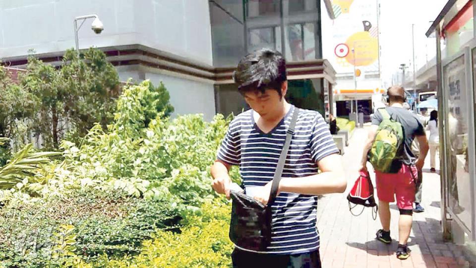 案中事主的士司機張文偉(圖)供稱,被告向佑當晚在車上出示回鄉卡,指自己是「向佑」,又自稱「向華強個仔」,但司機不明白是什麼意思,向佑解釋是「全香港最大家族龍頭大佬」。(明報記者攝) 案中事主的士司機張文偉(圖)供稱,被告向佑當晚在車上出示回鄉卡,指自己是「向佑」,又自稱「向華強個仔」,但司機不明白是什麼意思,向佑解釋是「全香港最大家族龍頭大佬」。(明報記者攝)