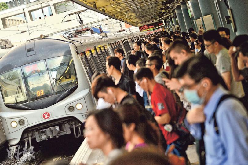 港鐵下月26日起平均加價2.65%,同時推出新車費優惠,包括在11月起指定的5個周六,成人可以特惠價乘車。(蘇智鑫攝) 港鐵下月26日起平均加價2.65%,同時推出新車費優惠,包括在11月起指定的5個周六,成人可以特惠價乘車。(蘇智鑫攝)