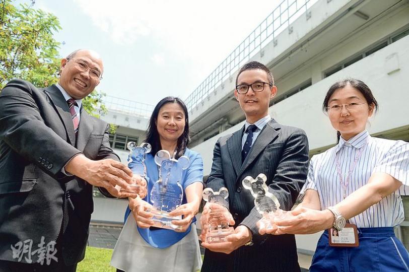 瑪麗醫院及與大口環根德公爵夫人醫院的兒童神經肌肉疾病診療團隊今年獲頒醫管局傑出團隊獎。圖中左二為大口環根德公爵夫人兒童醫院兒童及青少年科副顧問醫生陳凱珊。(鍾林枝攝) 瑪麗醫院及與大口環根德公爵夫人醫院的兒童神經肌肉疾病診療團隊今年獲頒醫管局傑出團隊獎。圖中左二為大口環根德公爵夫人兒童醫院兒童及青少年科副顧問醫生陳凱珊。(鍾林枝攝)