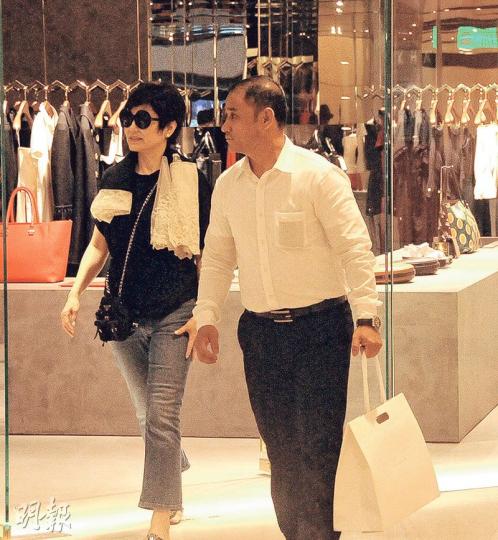 林青霞成功買到心頭好,由保鑣拿着戰利品離開店舖。(攝影﹕孫華中)林青霞昨日戴黑超、穿人字拖現身中環置地廣場。(攝影﹕孫華中) 林青霞成功買到心頭好,由保鑣拿着戰利品離開店舖。(攝影﹕孫華中)林青霞昨日戴黑超、穿人字拖現身中環置地廣場。(攝影﹕孫華中)