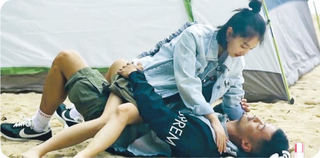 余文樂躺在沙灘上跟周冬雨攬攬,儼如糖黐豆。(微博圖片)在浪漫的夜空下,余文樂與周冬雨情深擁抱很甜蜜。(微博圖片) 余文樂躺在沙灘上跟周冬雨攬攬,儼如糖黐豆。(微博圖片)在浪漫的夜空下,余文樂與周冬雨情深擁抱很甜蜜。(微博圖片)