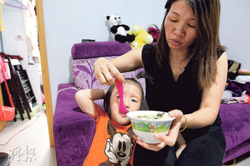 受到鉛水事件影響,啟晴邨賞晴樓街坊譚女士的幼女(圖)的血液鉛含量兩度超標,譚女士指現時走廊供水水喉的食水仍渾濁,但若要每日到街喉取水很麻煩,故只好無奈使用走廊水喉食水。(林俊源攝)啟晴邨賞晴樓居民丁婆婆覺得樓下街喉食水「清好多」,故仍一直在街喉取水飲用,至於家中水喉及走廊水喉的食水,她指仍然渾濁,不作飲用。圖為丁婆婆外孫在走廊喉頭取水作一般清潔用途。(林俊源攝) 受到鉛水事件影響,啟晴邨賞晴樓街坊譚女士的幼女(圖)的血液鉛含量兩度超標,譚女士指現時走廊供水水喉的食水仍渾濁,但若要每日到街喉取水很麻煩,故只好無奈使用走廊水喉食水。(林俊源攝)啟晴邨賞晴樓居民丁婆婆覺得樓下街喉食水「清好多」,故仍一直在街喉取水飲用,至於家中水喉及走廊水喉的食水,她指仍然渾濁,不作飲用。圖為丁婆婆外孫在走廊喉頭取水作一般清潔用途。(林俊源攝)