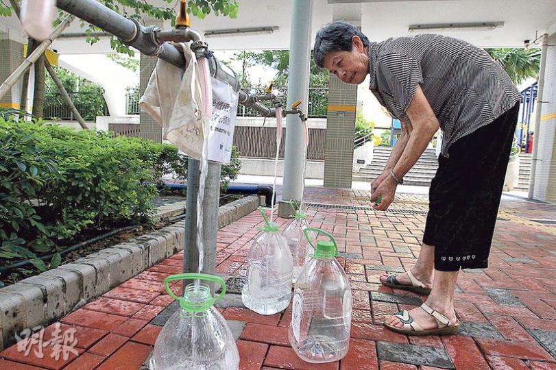 不少啟晴邨街坊至今仍堅持到樓下街喉取水,認為街喉食水比家中水喉食水「始終清好多」,故期望政府盡快為住戶更換入屋的水喉。(林俊源攝) 不少啟晴邨街坊至今仍堅持到樓下街喉取水,認為街喉食水比家中水喉食水「始終清好多」,故期望政府盡快為住戶更換入屋的水喉。(林俊源攝)