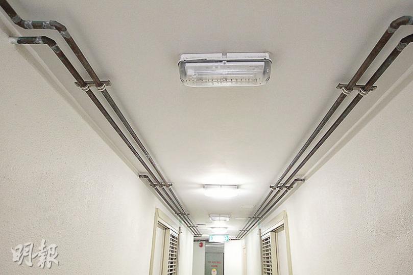 受鉛水風波影響的11條公屋屋邨,涉事的4個承建商今年3月起為各屋邨的公共地方更換不合規格喉管,待完成後下一階段就會更換單位內不合規格的喉管。圖為啟晴邨賞晴樓公共地方內已更換的喉管。(林俊源攝) 受鉛水風波影響的11條公屋屋邨,涉事的4個承建商今年3月起為各屋邨的公共地方更換不合規格喉管,待完成後下一階段就會更換單位內不合規格的喉管。圖為啟晴邨賞晴樓公共地方內已更換的喉管。(林俊源攝)