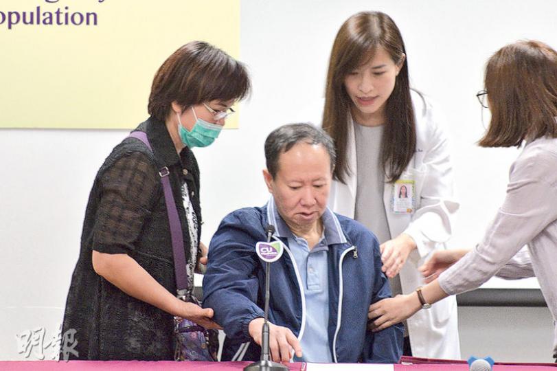 66歲的梁先生(中)3年前確診額顳葉型認知障礙症,有不少怪異行為,其伴侶吳女士(左)說,他經常一日吃多個杯麵,更胡亂撈入豉油和硬幣,又會把錢丟在垃圾桶。圖右後為中大內科及藥物治療學系名譽臨牀導師區穎芝。(黃志東攝) 66歲的梁先生(中)3年前確診額顳葉型認知障礙症,有不少怪異行為,其伴侶吳女士(左)說,他經常一日吃多個杯麵,更胡亂撈入豉油和硬幣,又會把錢丟在垃圾桶。圖右後為中大內科及藥物治療學系名譽臨牀導師區穎芝。(黃志東攝)