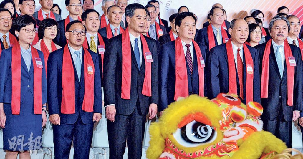 新界社團聯會舉行31周年會慶酒會,政務司長林鄭月娥(前排左起)、新社聯會長梁志祥、特首梁振英、中聯辦副主任林武、新社聯榮譽會長張學明,同財政司長曾俊華等現身祝賀。(劉焌陶攝) 新界社團聯會舉行31周年會慶酒會,政務司長林鄭月娥(前排左起)、新社聯會長梁志祥、特首梁振英、中聯辦副主任林武、新社聯榮譽會長張學明,同財政司長曾俊華等現身祝賀。(劉焌陶攝)