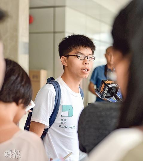 香港眾志秘書長、前學民思潮召集人黃之鋒(圖)昨於庭外表示,由於司法覆核的過程需時,故看來他難以趕及7月報名參加9月的立法會選舉,他對此失望,但強調不會影響香港眾志於立法會選舉的部署。(鍾林枝攝) 香港眾志秘書長、前學民思潮召集人黃之鋒(圖)昨於庭外表示,由於司法覆核的過程需時,故看來他難以趕及7月報名參加9月的立法會選舉,他對此失望,但強調不會影響香港眾志於立法會選舉的部署。(鍾林枝攝)