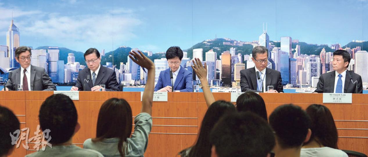 政府昨午開記者會公布食水含鉛超標調查委員會調查報告,報告批評水務署、房屋署等所有持份者「集體失職」,並斥責各方輪流推卸責任,令居民受害至深。記者會上,房屋署長應耀康(左一)、運房局長張炳良(左二)、發展局長陳茂波(右二)及水務署長林天星(右一)先後向受影響居民及公眾致歉,政務司長林鄭月娥(中)在發言及回答記者提問時則未有致歉,只重申作為政治問責官員是責無旁貸,一定會監督轄下部門做好改善,確保食水安全。(鄧宗弘攝) 政府昨午開記者會公布食水含鉛超標調查委員會調查報告,報告批評水務署、房屋署等所有持份者「集體失職」,並斥責各方輪流推卸責任,令居民受害至深。記者會上,房屋署長應耀康(左一)、運房局長張炳良(左二)、發展局長陳茂波(右二)及水務署長林天星(右一)先後向受影響居民及公眾致歉,政務司長林鄭月娥(中)在發言及回答記者提問時則未有致歉,只重申作為政治問責官員是責無旁貸,一定會監督轄下部門做好改善,確保食水安全。(鄧宗弘攝)