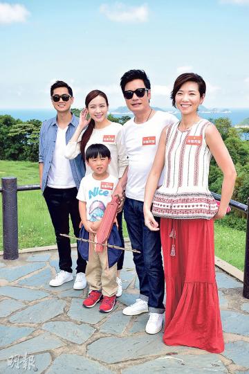 鄭俊弘(左起)、李佳芯、羅嘉良、車婉婉及小演員捱熱開工,真是有苦自已知。(攝影:梁迺楠) 鄭俊弘(左起)、李佳芯、羅嘉良、車婉婉及小演員捱熱開工,真是有苦自已知。(攝影:梁迺楠)