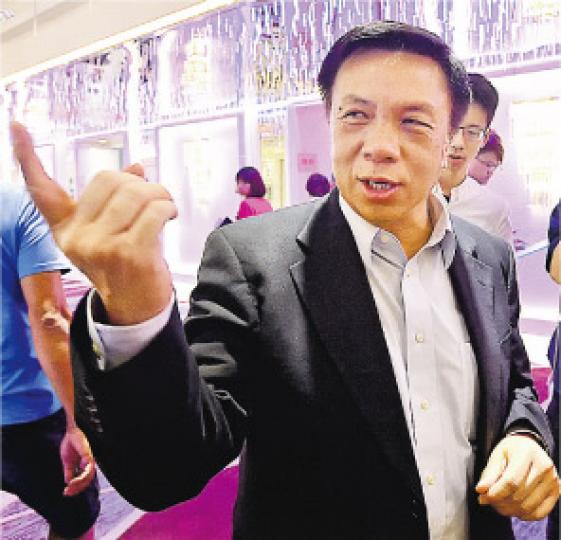 民建聯昨晚召開中委會特別會議,決定該黨於港島區只派出一張名單參選立法會,只提出讓現任議員鍾樹根排名第二位。鍾樹根對民建聯的決定提出質疑,「講勝算,我有票數畀你睇,點解唔係出穩陣的人(參選)?」(楊柏賢攝) 民建聯昨晚召開中委會特別會議,決定該黨於港島區只派出一張名單參選立法會,只提出讓現任議員鍾樹根排名第二位。鍾樹根對民建聯的決定提出質疑,「講勝算,我有票數畀你睇,點解唔係出穩陣的人(參選)?」(楊柏賢攝)